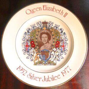 NWT Queen Elizabeth II Silver Jubilee Commemorative Plate Fine China England